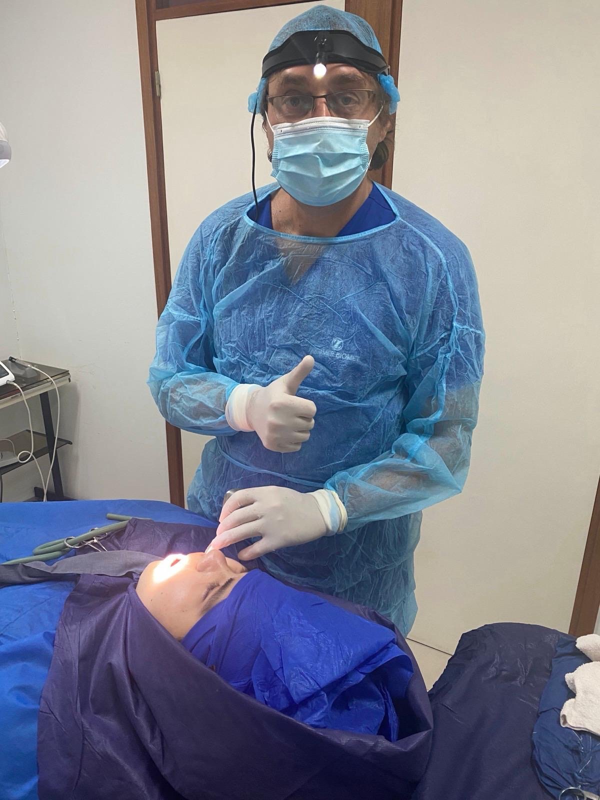Dr. Augusto Robano durante una práctica clínica