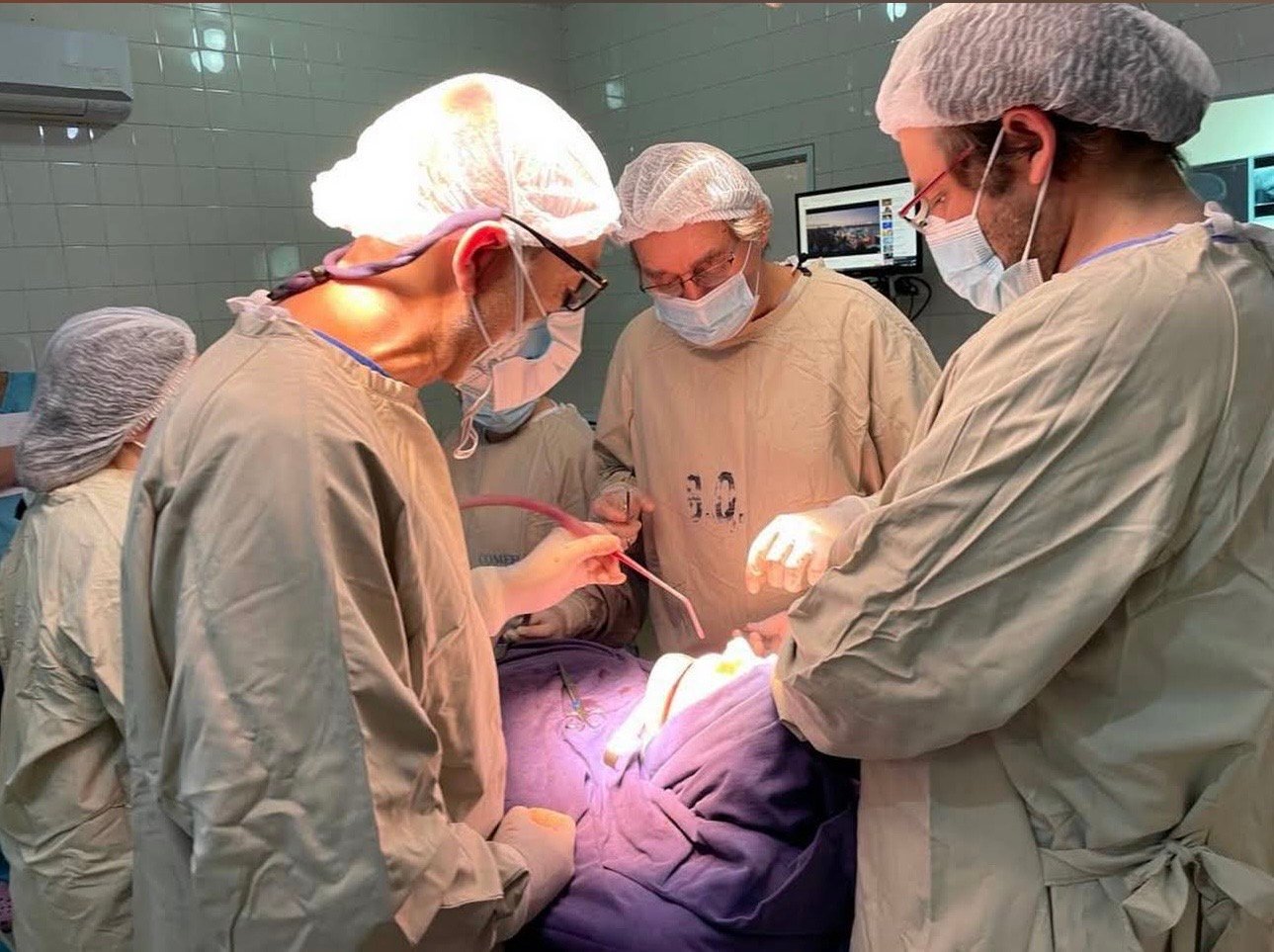 Equipo quirúrgico durante una intervención maxilofacial